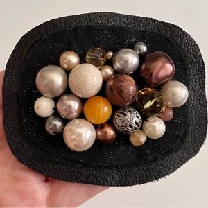 Beautiful brooch with pearls and shimmer
